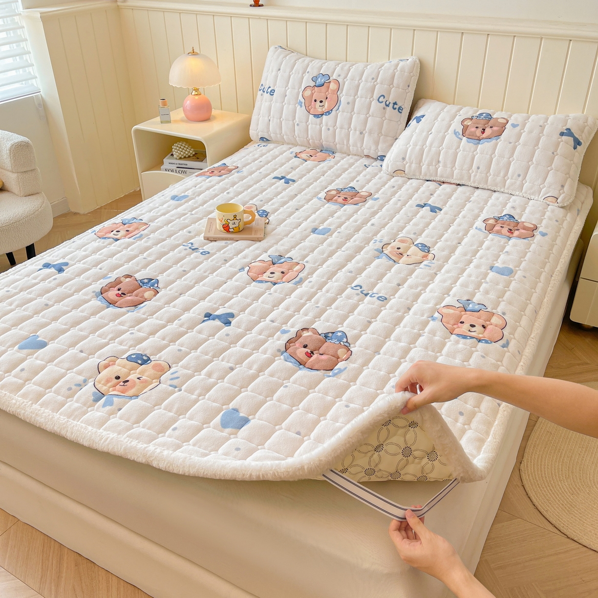 91家纺网 家纺一手货源 找家纺 LIFE.丽芙 2025秋冬新款牛奶绒加厚夹棉床垫床护垫单件印花卡通小清新床褥床垫子三件套 动感小熊