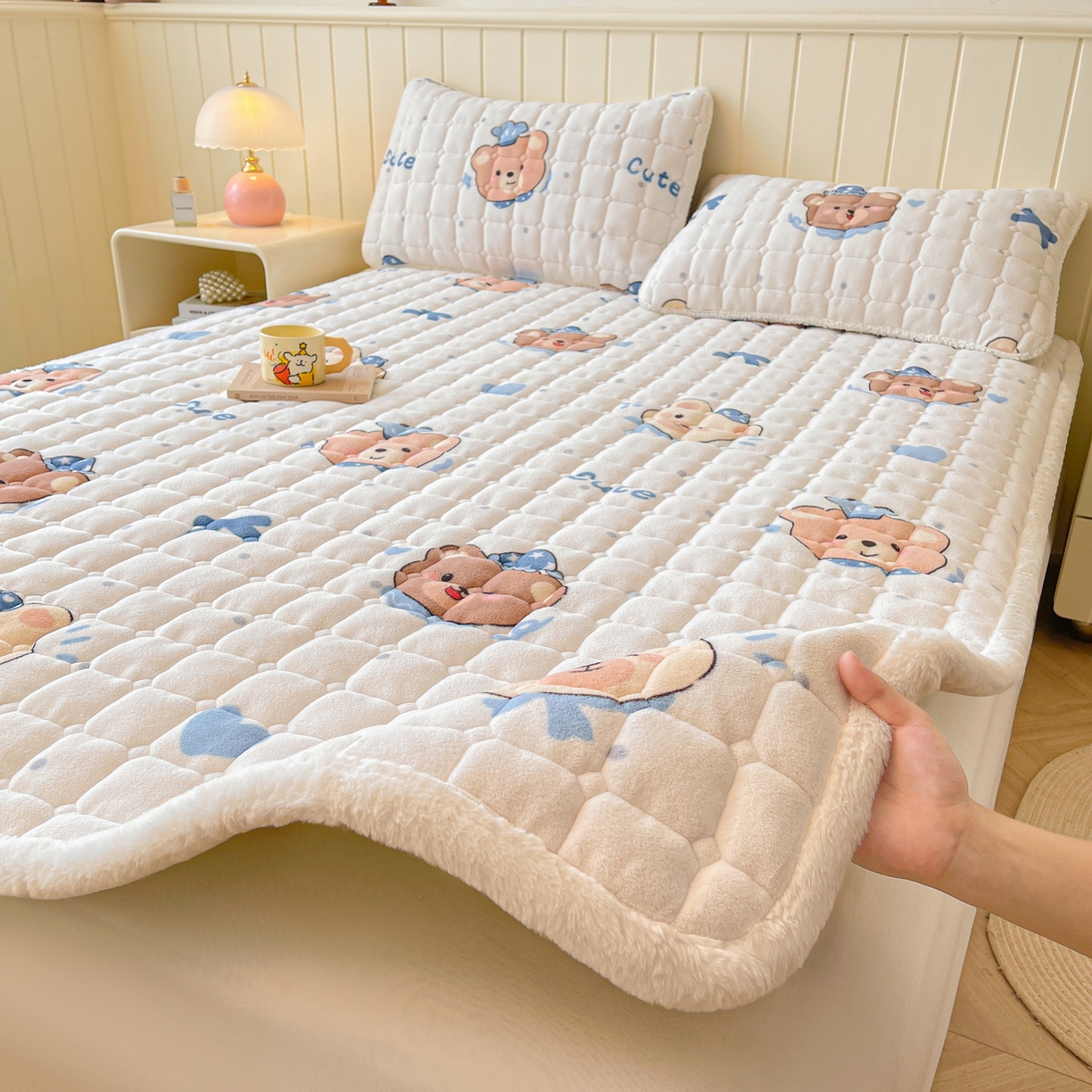91家纺网 家纺一手货源 找家纺 LIFE.丽芙 2025秋冬新款牛奶绒加厚夹棉床垫床护垫单件印花卡通小清新床褥床垫子三件套 动感小熊