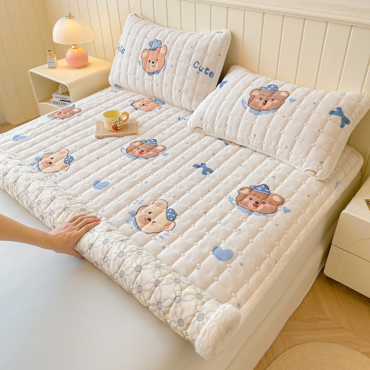 91家纺网 家纺一手货源 找家纺 LIFE.丽芙 2025秋冬新款牛奶绒加厚夹棉床垫床护垫单件印花卡通小清新床褥床垫子三件套 动感小熊