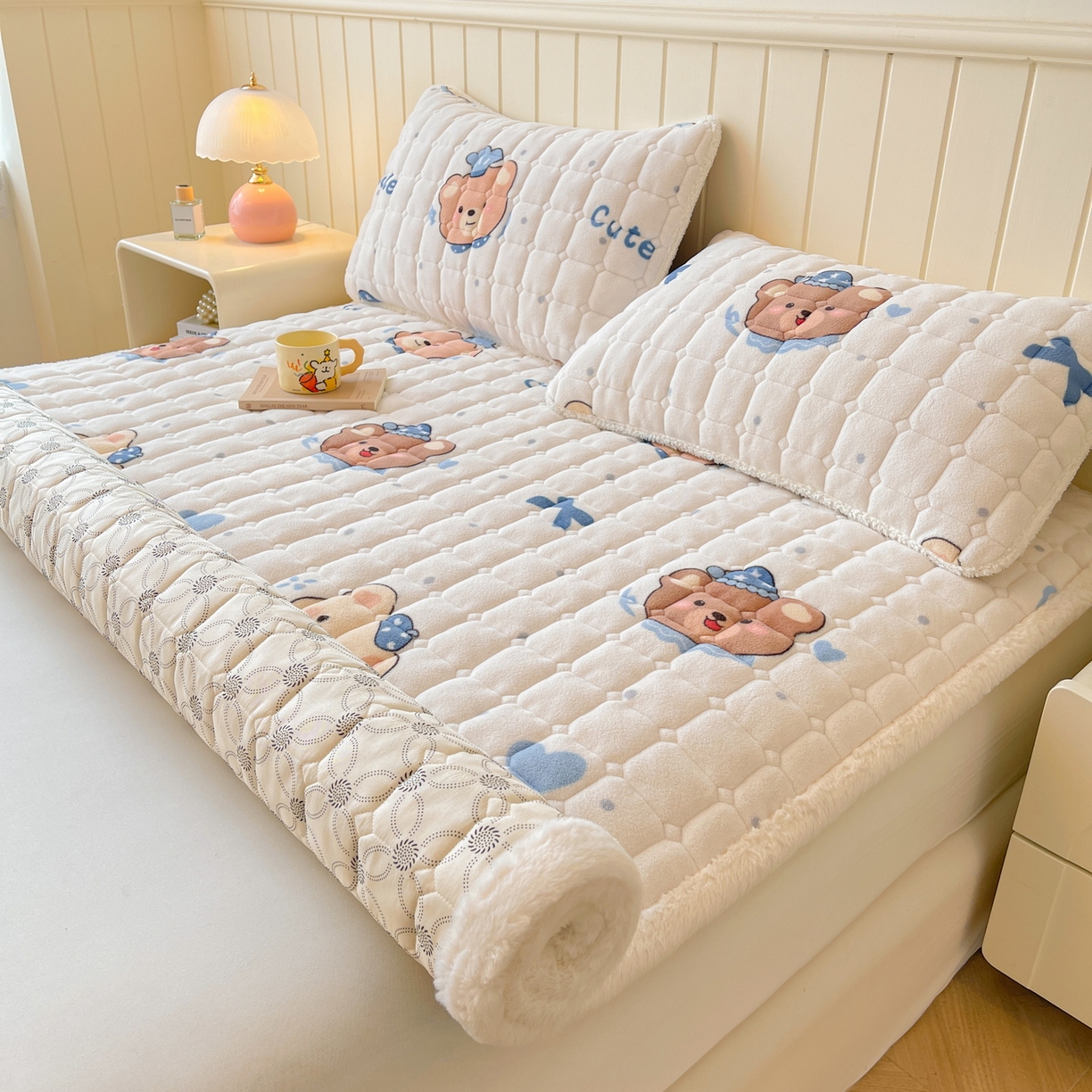 91家纺网 家纺一手货源 找家纺 LIFE.丽芙 2025秋冬新款牛奶绒加厚夹棉床垫床护垫单件印花卡通小清新床褥床垫子三件套 动感小熊