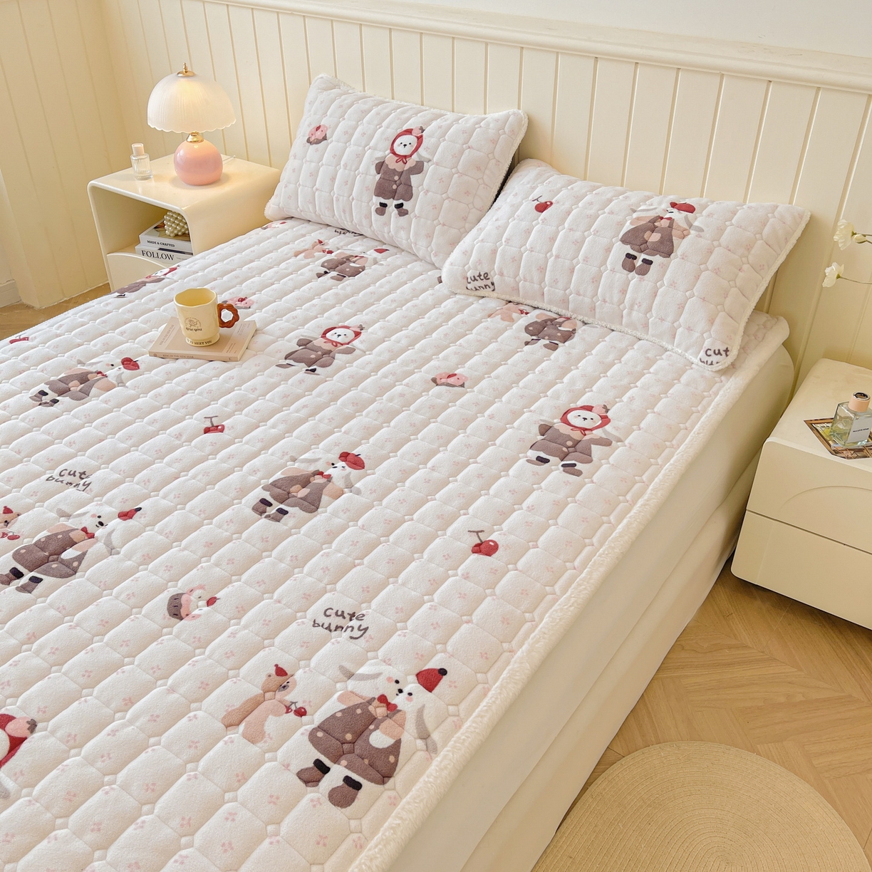 91家纺网 家纺一手货源 找家纺 LIFE.丽芙 2025秋冬新款牛奶绒加厚夹棉床垫床护垫单件印花卡通小清新床褥床垫子三件套 小伙伴