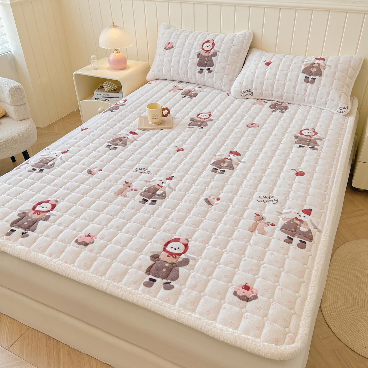 91家纺网 家纺一手货源 找家纺 LIFE.丽芙 2025秋冬新款牛奶绒加厚夹棉床垫床护垫单件印花卡通小清新床褥床垫子三件套 小伙伴