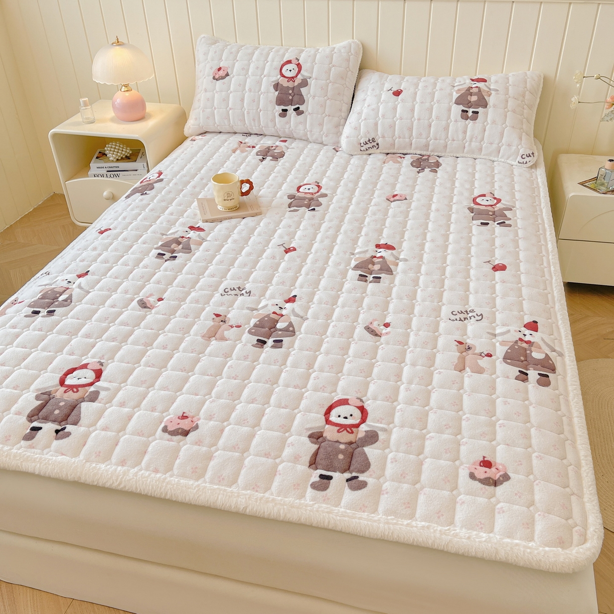 91家纺网 家纺一手货源 找家纺 LIFE.丽芙 2025秋冬新款牛奶绒加厚夹棉床垫床护垫单件印花卡通小清新床褥床垫子三件套 小伙伴