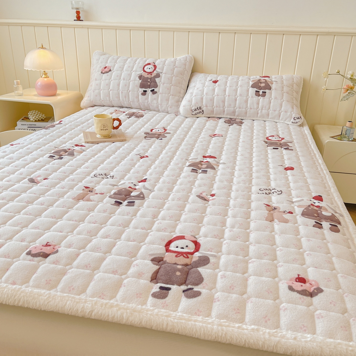 91家纺网 家纺一手货源 找家纺 LIFE.丽芙 2025秋冬新款牛奶绒加厚夹棉床垫床护垫单件印花卡通小清新床褥床垫子三件套 小伙伴