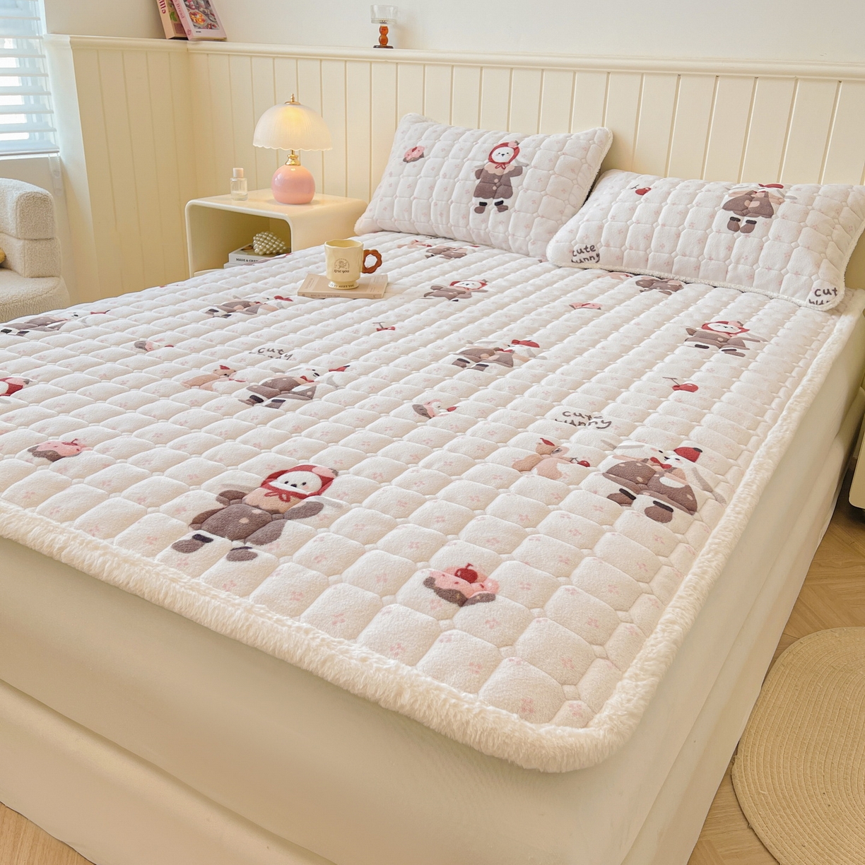 91家纺网 家纺一手货源 找家纺 LIFE.丽芙 2025秋冬新款牛奶绒加厚夹棉床垫床护垫单件印花卡通小清新床褥床垫子三件套 小伙伴
