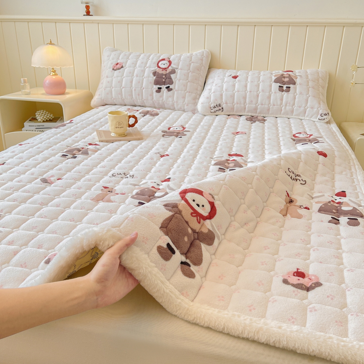 91家纺网 家纺一手货源 找家纺 LIFE.丽芙 2025秋冬新款牛奶绒加厚夹棉床垫床护垫单件印花卡通小清新床褥床垫子三件套 小伙伴