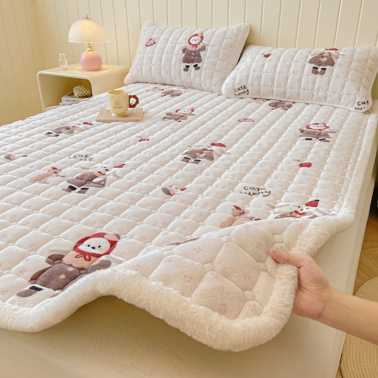 91家纺网 家纺一手货源 找家纺 LIFE.丽芙 2025秋冬新款牛奶绒加厚夹棉床垫床护垫单件印花卡通小清新床褥床垫子三件套 小伙伴