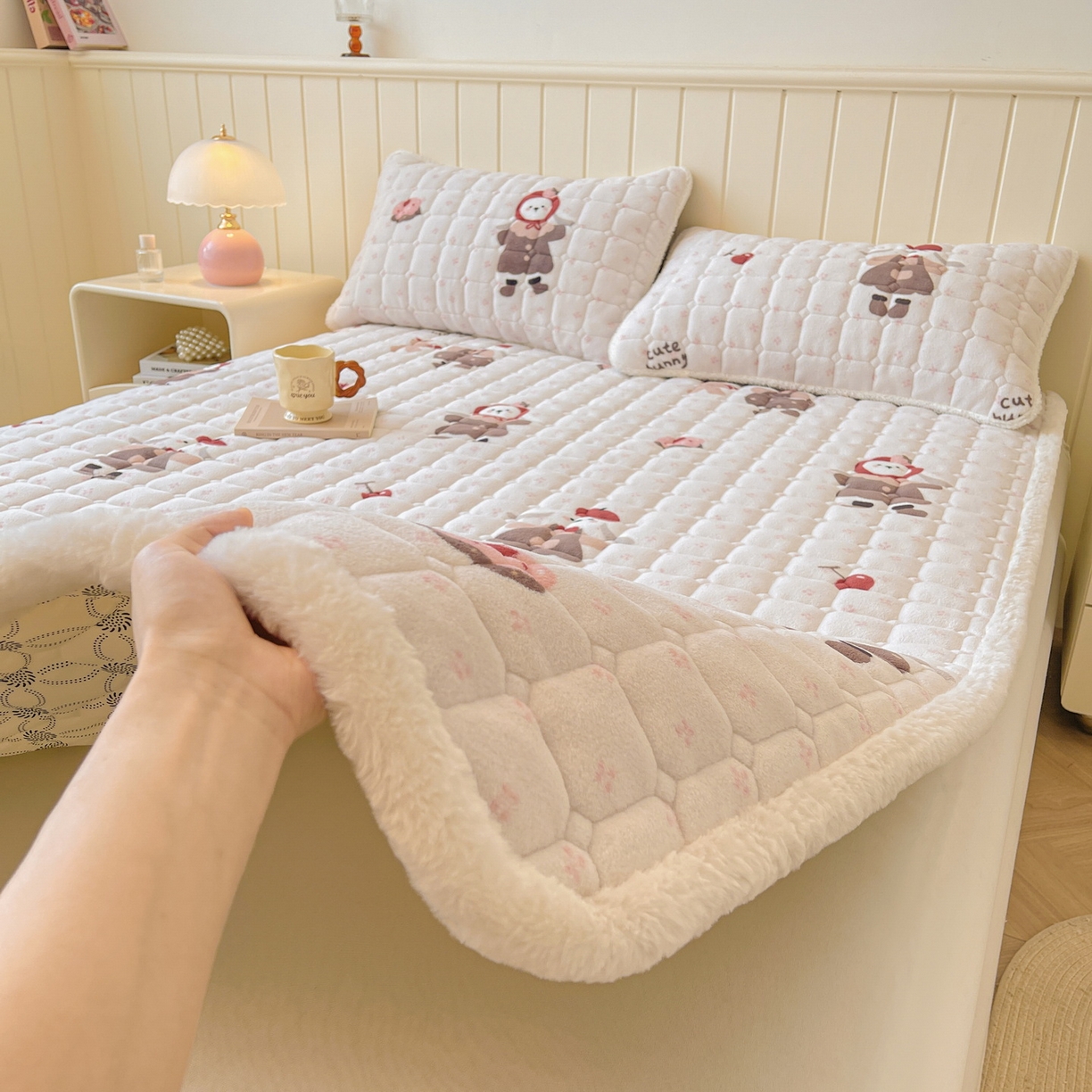 91家纺网 家纺一手货源 找家纺 LIFE.丽芙 2025秋冬新款牛奶绒加厚夹棉床垫床护垫单件印花卡通小清新床褥床垫子三件套 小伙伴