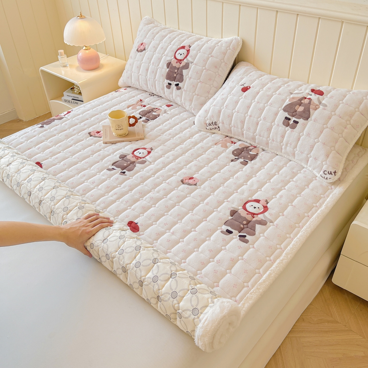 91家纺网 家纺一手货源 找家纺 LIFE.丽芙 2025秋冬新款牛奶绒加厚夹棉床垫床护垫单件印花卡通小清新床褥床垫子三件套 小伙伴