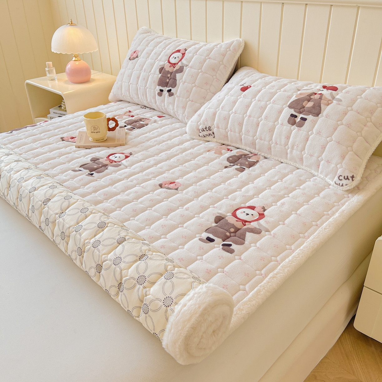 91家纺网 家纺一手货源 找家纺 LIFE.丽芙 2025秋冬新款牛奶绒加厚夹棉床垫床护垫单件印花卡通小清新床褥床垫子三件套 小伙伴
