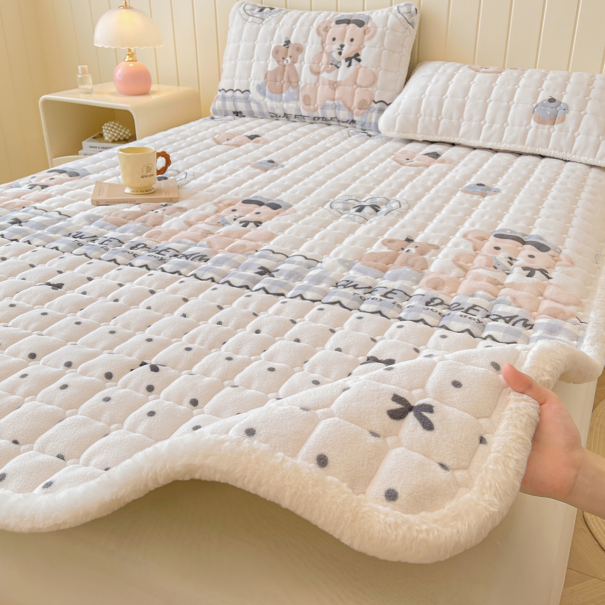 LIFE.丽芙 2025秋冬新款牛奶绒加厚夹棉床垫床护垫单件印花卡通小清新床褥床垫子三件套 安心熊仔