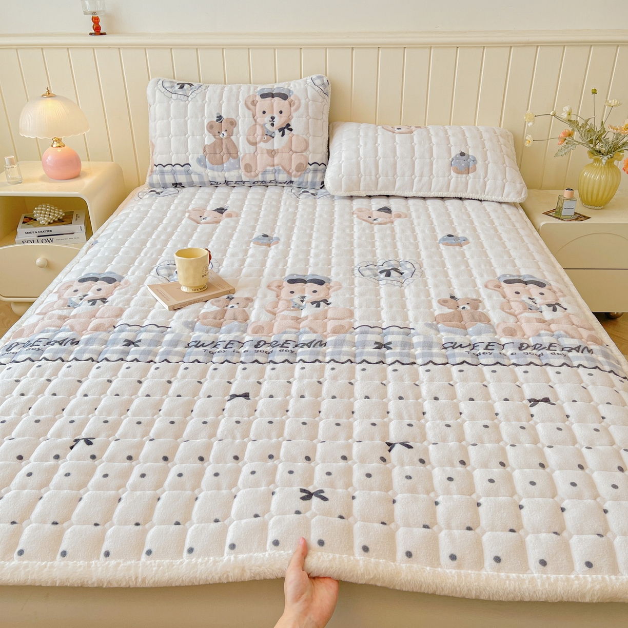 91家纺网 家纺一手货源 找家纺 LIFE.丽芙 2025秋冬新款牛奶绒加厚夹棉床垫床护垫单件印花卡通小清新床褥床垫子三件套 安心熊仔