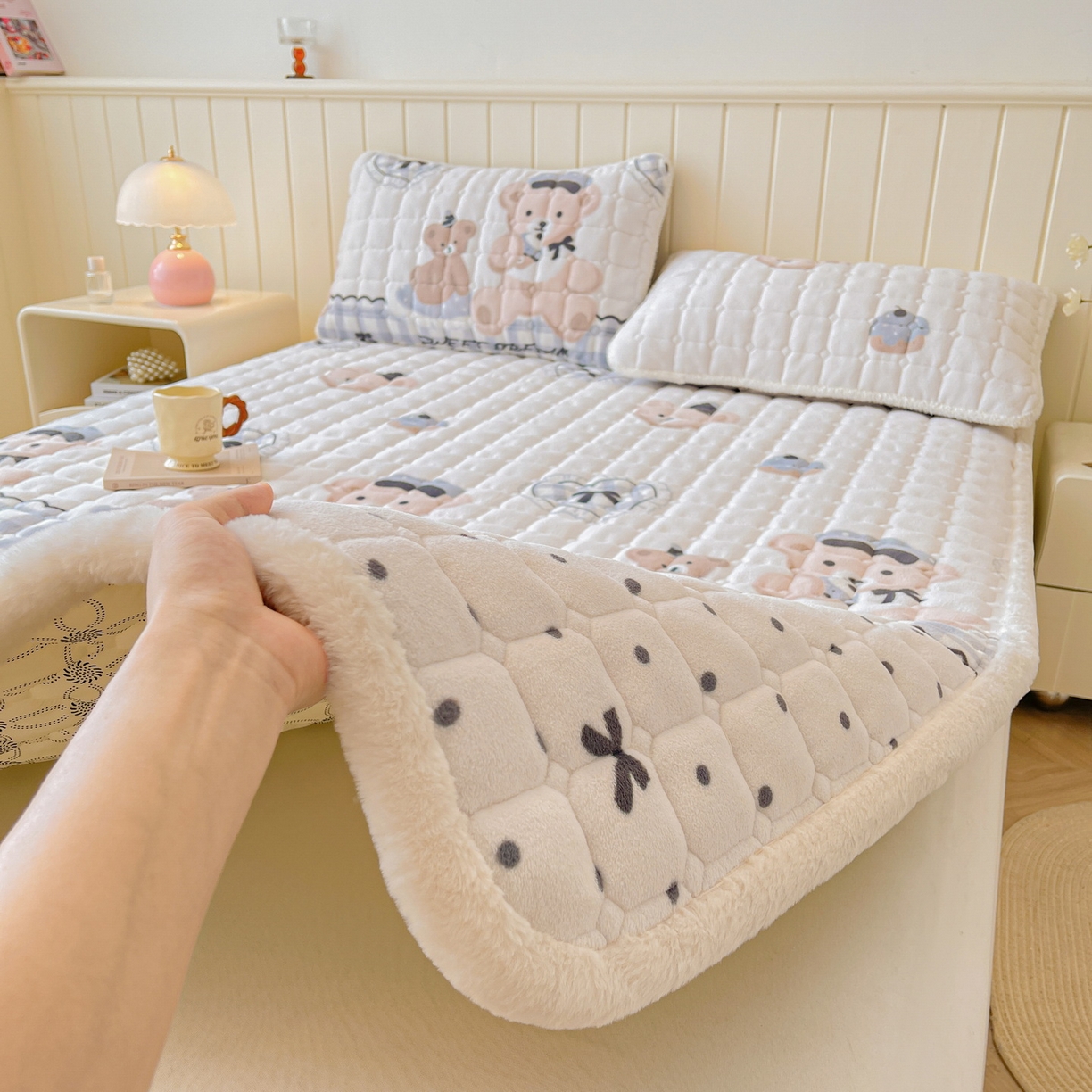 91家纺网 家纺一手货源 找家纺 LIFE.丽芙 2025秋冬新款牛奶绒加厚夹棉床垫床护垫单件印花卡通小清新床褥床垫子三件套 安心熊仔