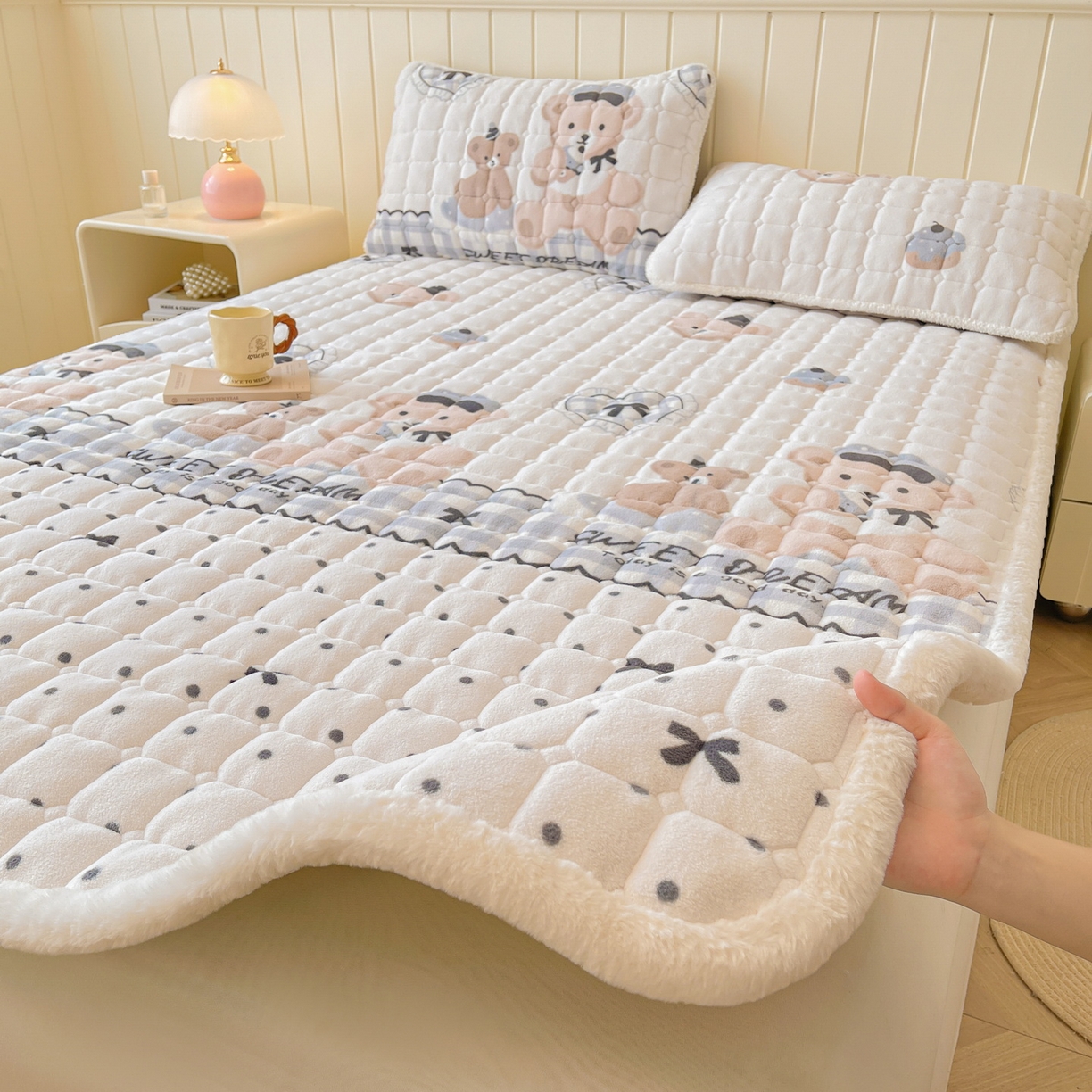 91家纺网 家纺一手货源 找家纺 LIFE.丽芙 2025秋冬新款牛奶绒加厚夹棉床垫床护垫单件印花卡通小清新床褥床垫子三件套 安心熊仔
