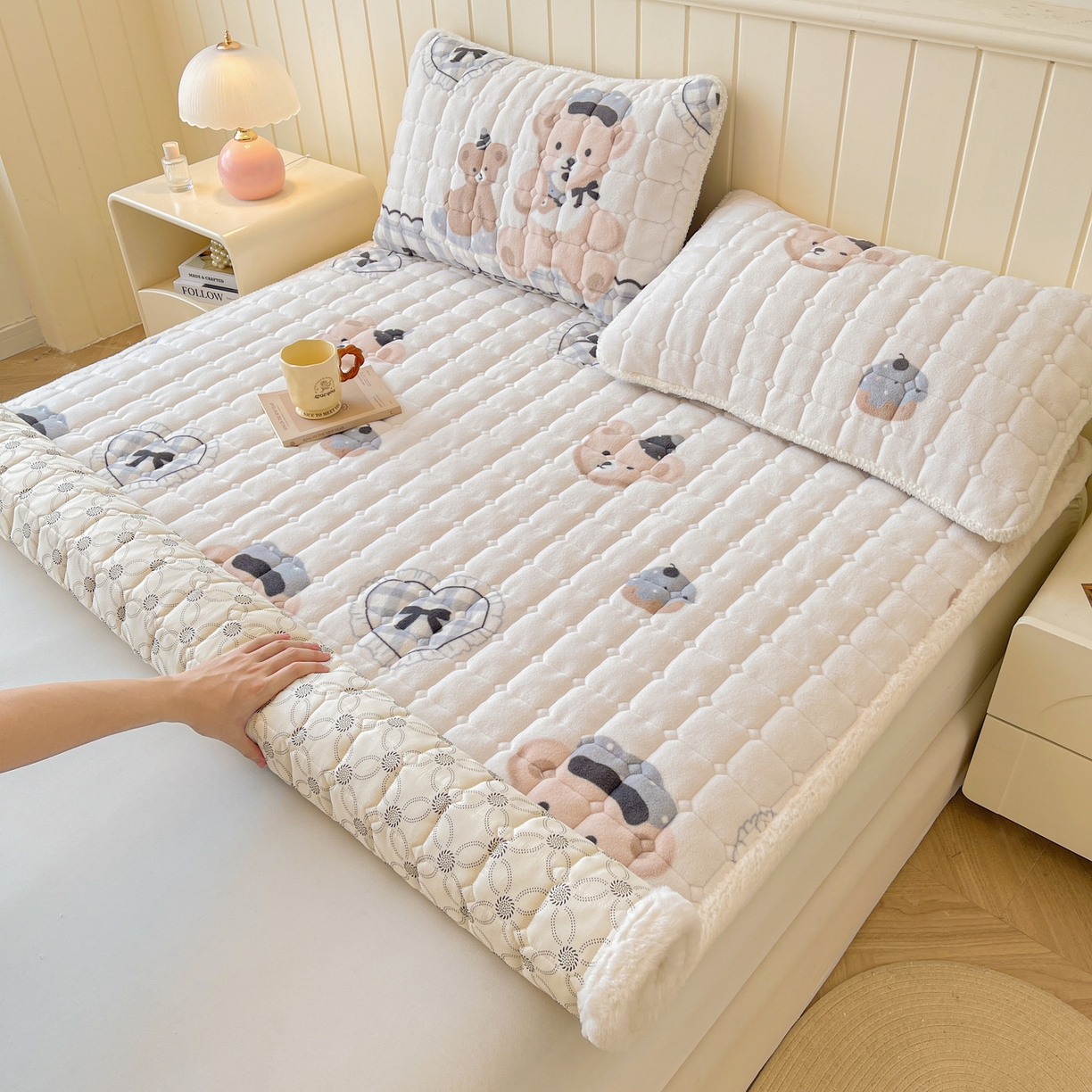 91家纺网 家纺一手货源 找家纺 LIFE.丽芙 2025秋冬新款牛奶绒加厚夹棉床垫床护垫单件印花卡通小清新床褥床垫子三件套 安心熊仔