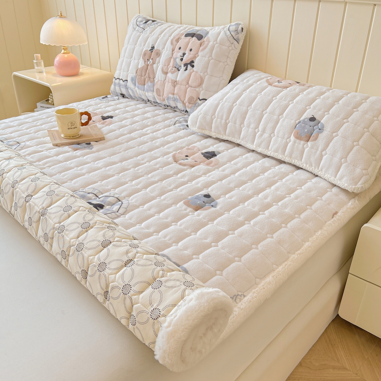 91家纺网 家纺一手货源 找家纺 LIFE.丽芙 2025秋冬新款牛奶绒加厚夹棉床垫床护垫单件印花卡通小清新床褥床垫子三件套 安心熊仔
