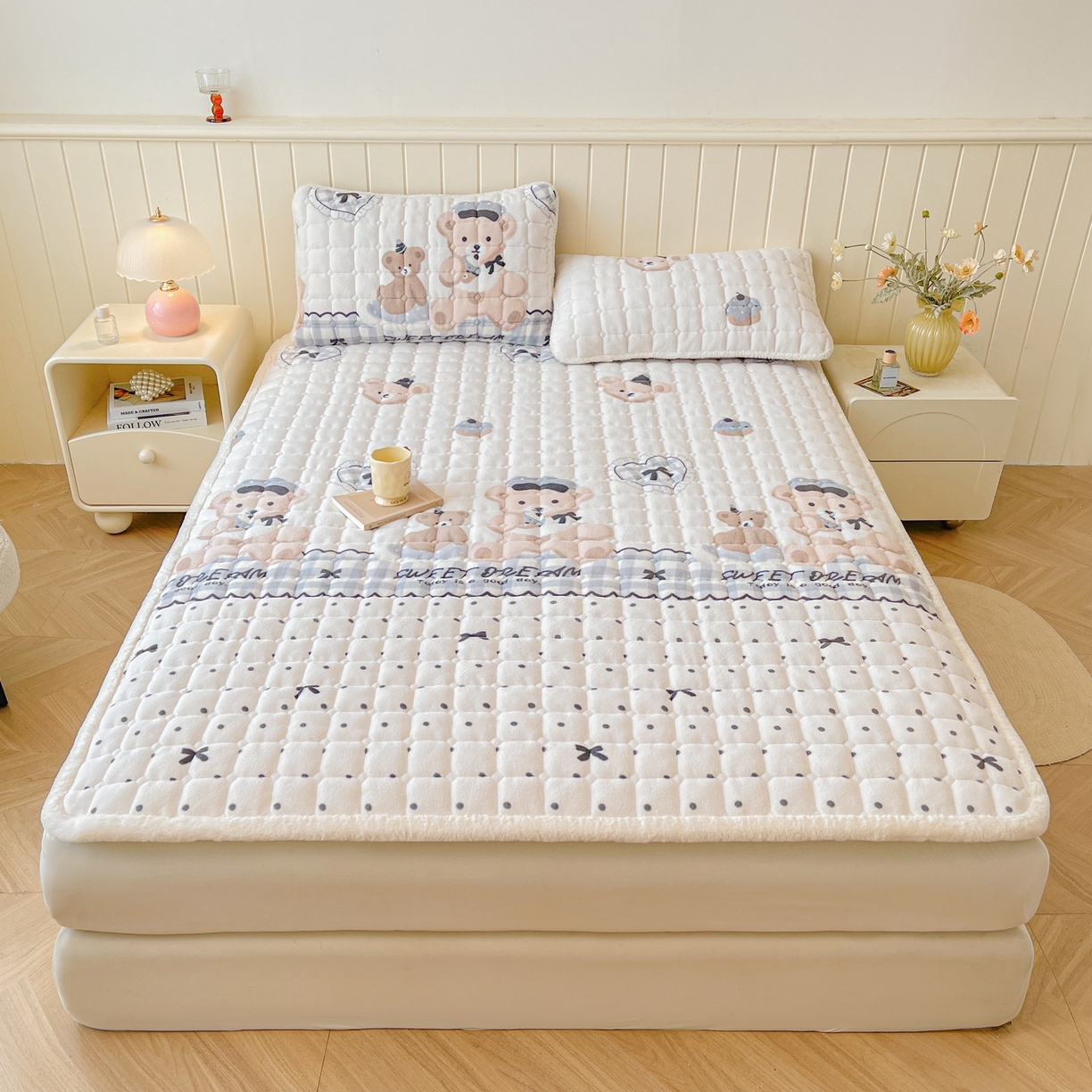 91家纺网 家纺一手货源 找家纺 LIFE.丽芙 2025秋冬新款牛奶绒加厚夹棉床垫床护垫单件印花卡通小清新床褥床垫子三件套 安心熊仔