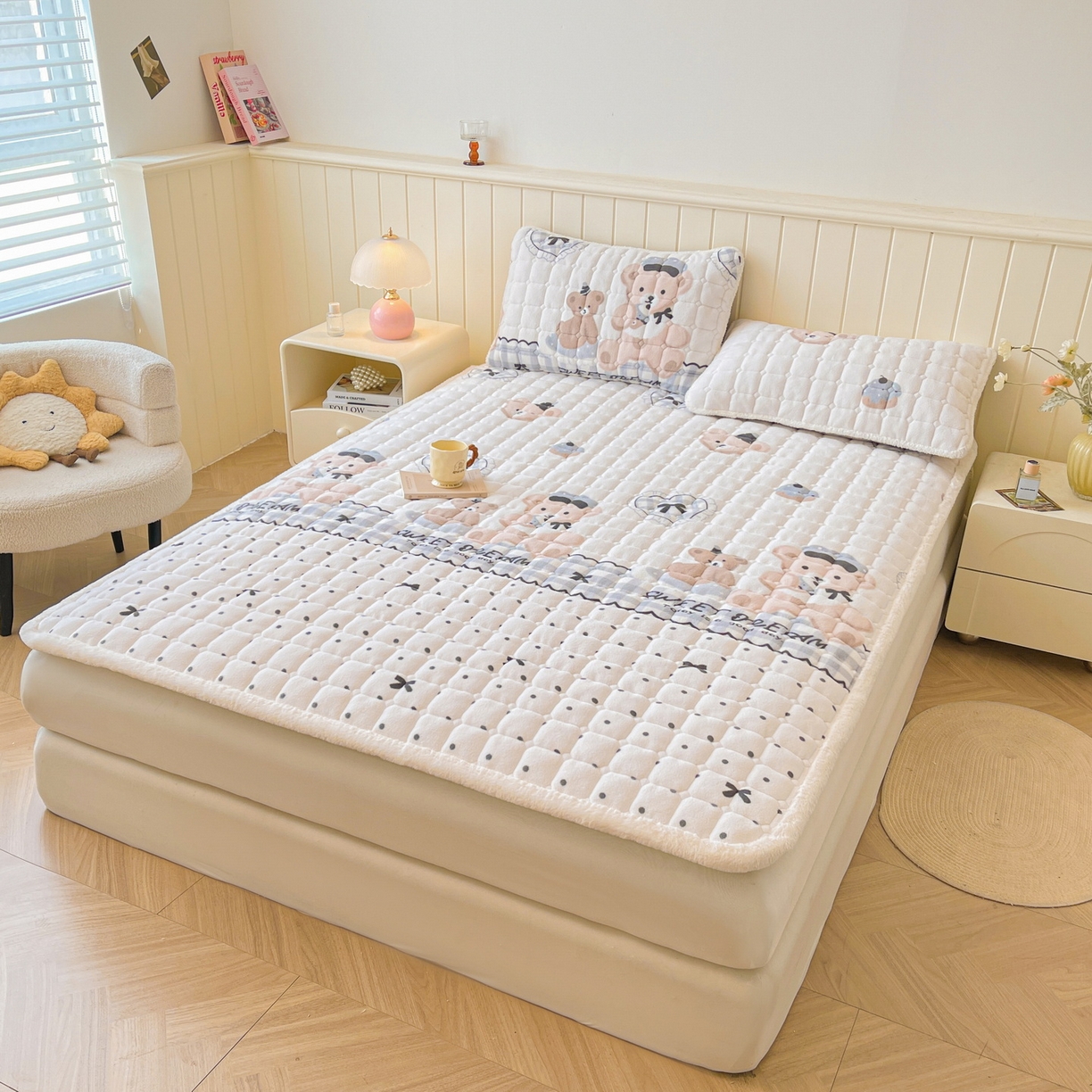 91家纺网 家纺一手货源 找家纺 LIFE.丽芙 2025秋冬新款牛奶绒加厚夹棉床垫床护垫单件印花卡通小清新床褥床垫子三件套 安心熊仔