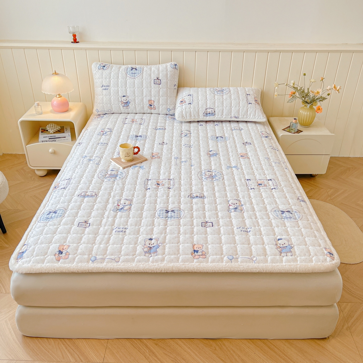 91家纺网 家纺一手货源 找家纺 LIFE.丽芙 2025秋冬新款牛奶绒加厚夹棉床垫床护垫单件印花卡通小清新床褥床垫子三件套 贝果宝贝