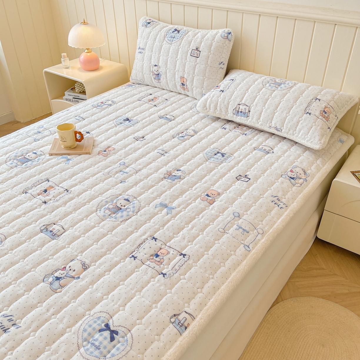 91家纺网 家纺一手货源 找家纺 LIFE.丽芙 2025秋冬新款牛奶绒加厚夹棉床垫床护垫单件印花卡通小清新床褥床垫子三件套 贝果宝贝