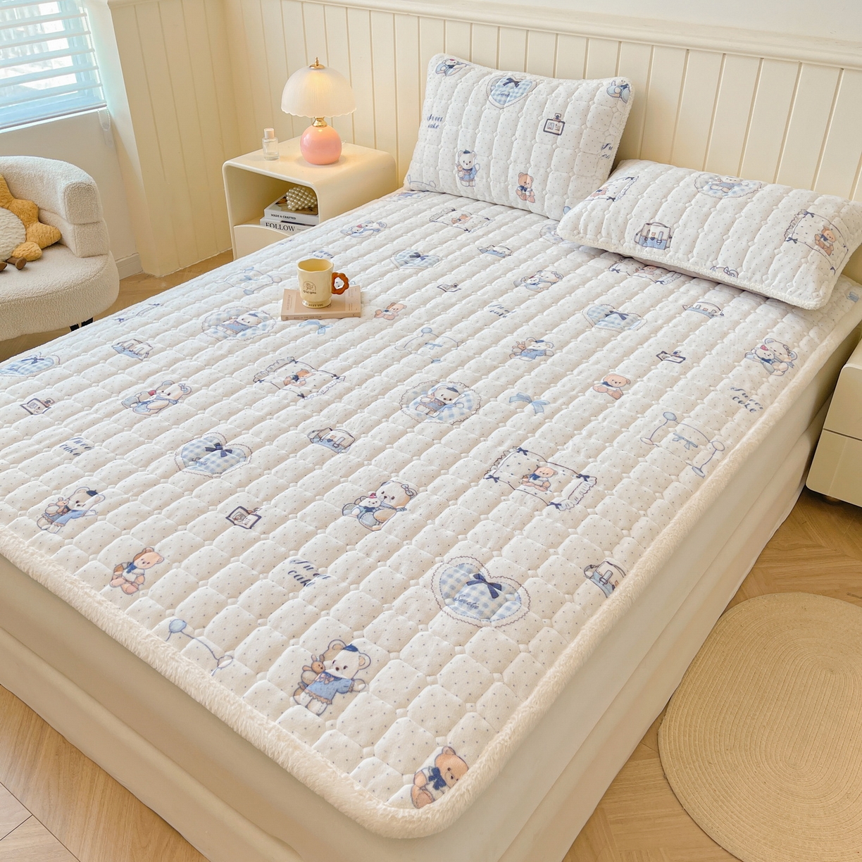 91家纺网 家纺一手货源 找家纺 LIFE.丽芙 2025秋冬新款牛奶绒加厚夹棉床垫床护垫单件印花卡通小清新床褥床垫子三件套 贝果宝贝