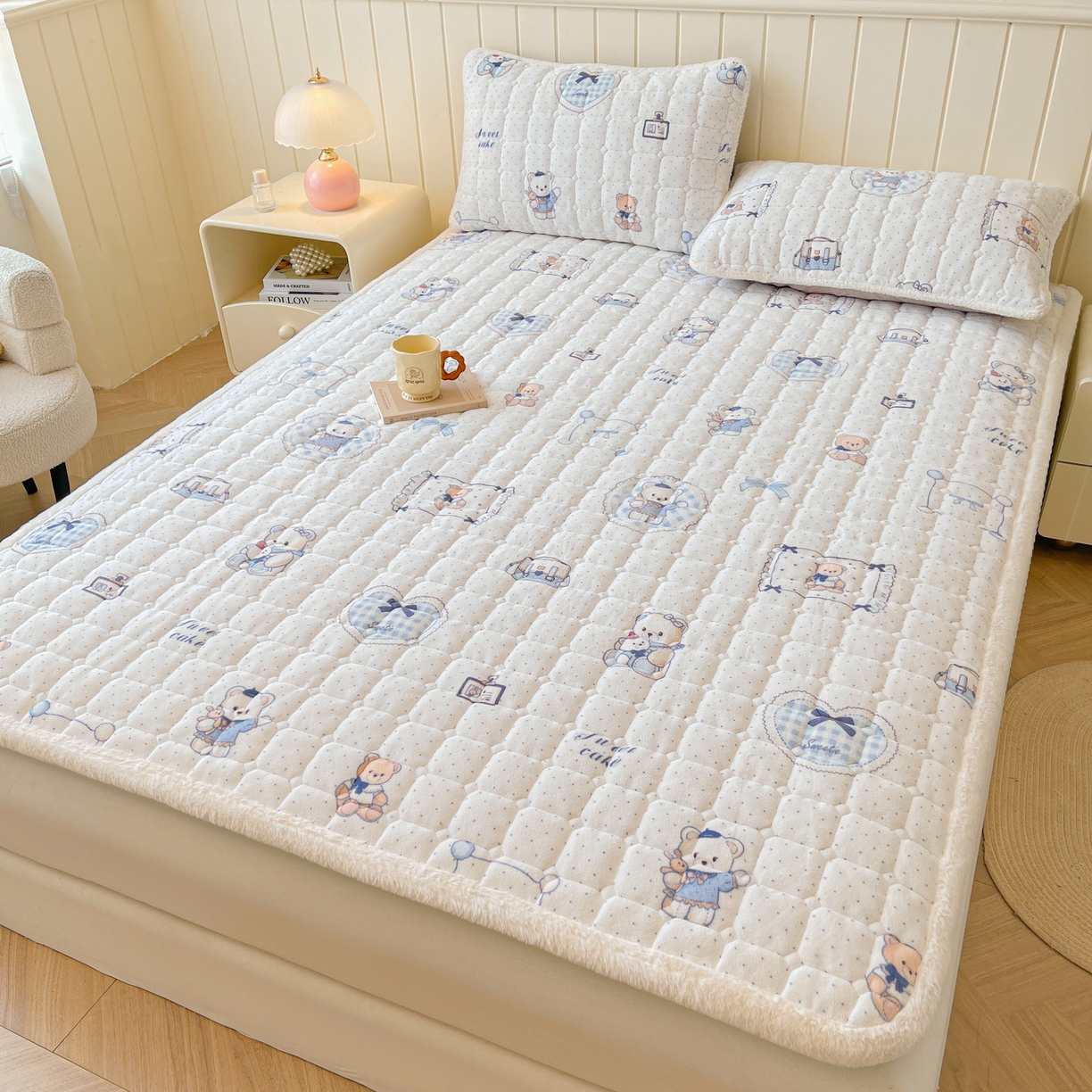 91家纺网 家纺一手货源 找家纺 LIFE.丽芙 2025秋冬新款牛奶绒加厚夹棉床垫床护垫单件印花卡通小清新床褥床垫子三件套 贝果宝贝