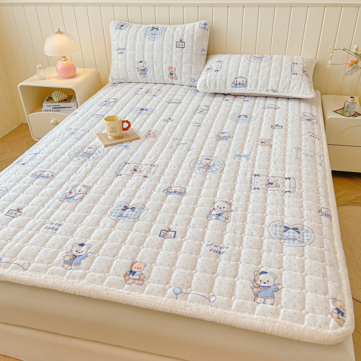 91家纺网 家纺一手货源 找家纺 LIFE.丽芙 2025秋冬新款牛奶绒加厚夹棉床垫床护垫单件印花卡通小清新床褥床垫子三件套 贝果宝贝