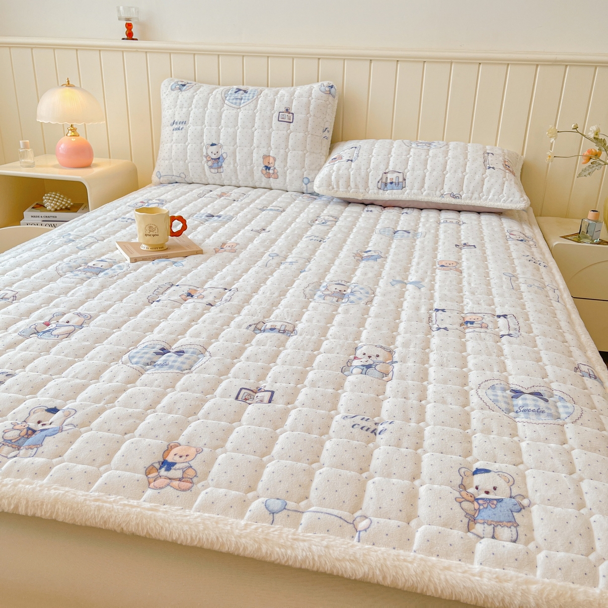 91家纺网 家纺一手货源 找家纺 LIFE.丽芙 2025秋冬新款牛奶绒加厚夹棉床垫床护垫单件印花卡通小清新床褥床垫子三件套 贝果宝贝