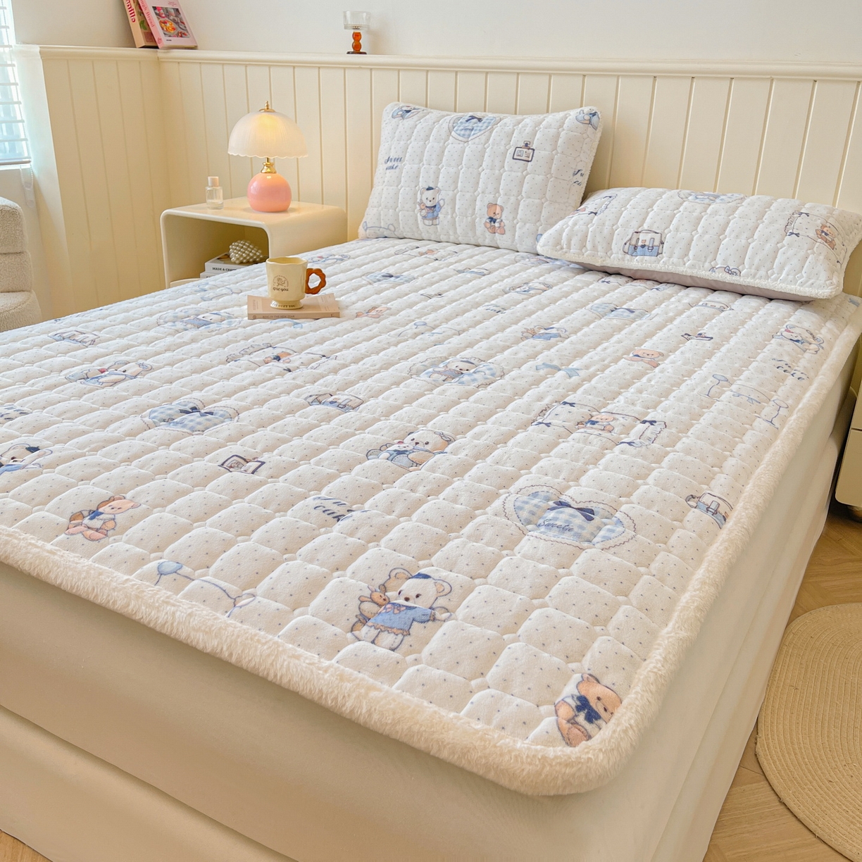 91家纺网 家纺一手货源 找家纺 LIFE.丽芙 2025秋冬新款牛奶绒加厚夹棉床垫床护垫单件印花卡通小清新床褥床垫子三件套 贝果宝贝