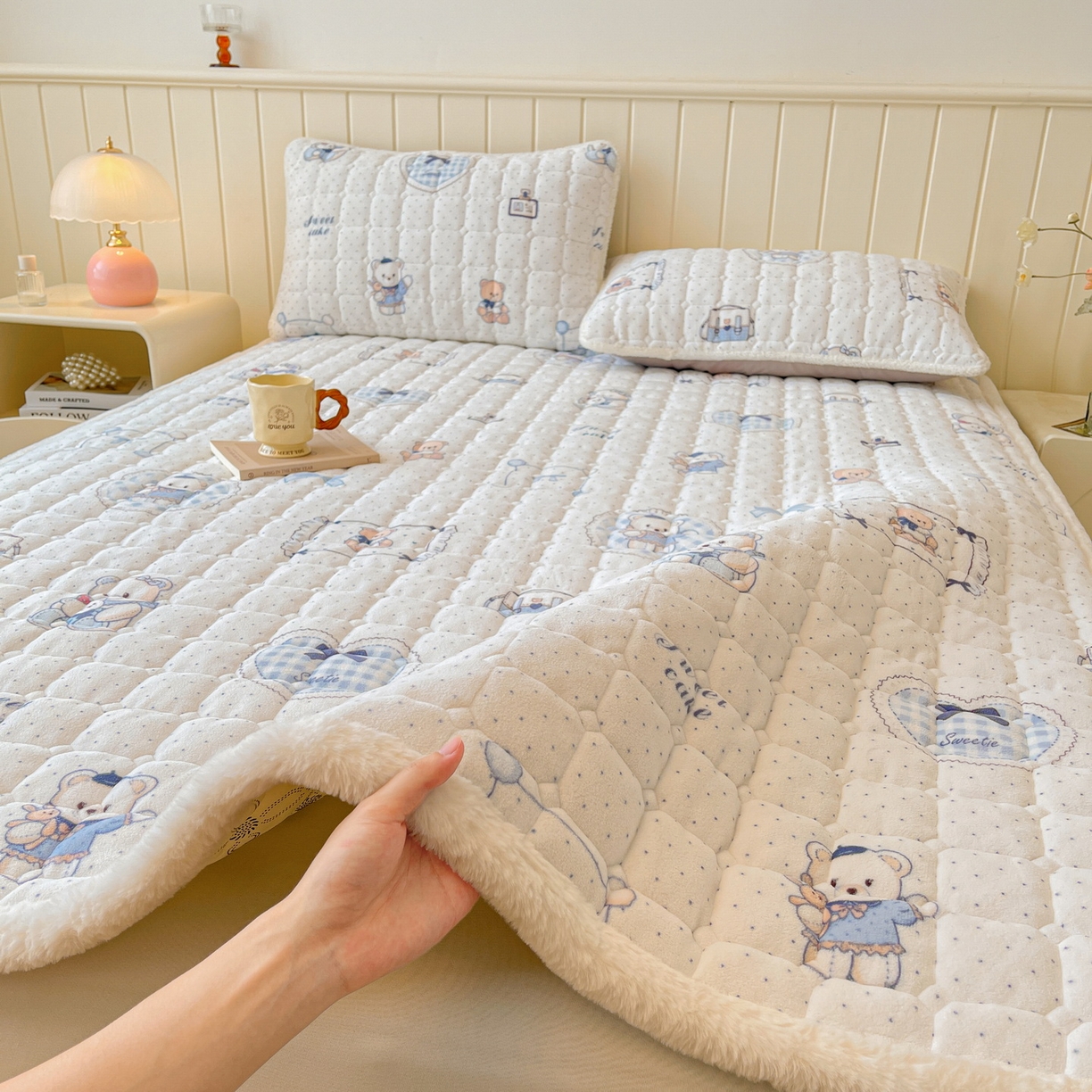 91家纺网 家纺一手货源 找家纺 LIFE.丽芙 2025秋冬新款牛奶绒加厚夹棉床垫床护垫单件印花卡通小清新床褥床垫子三件套 贝果宝贝