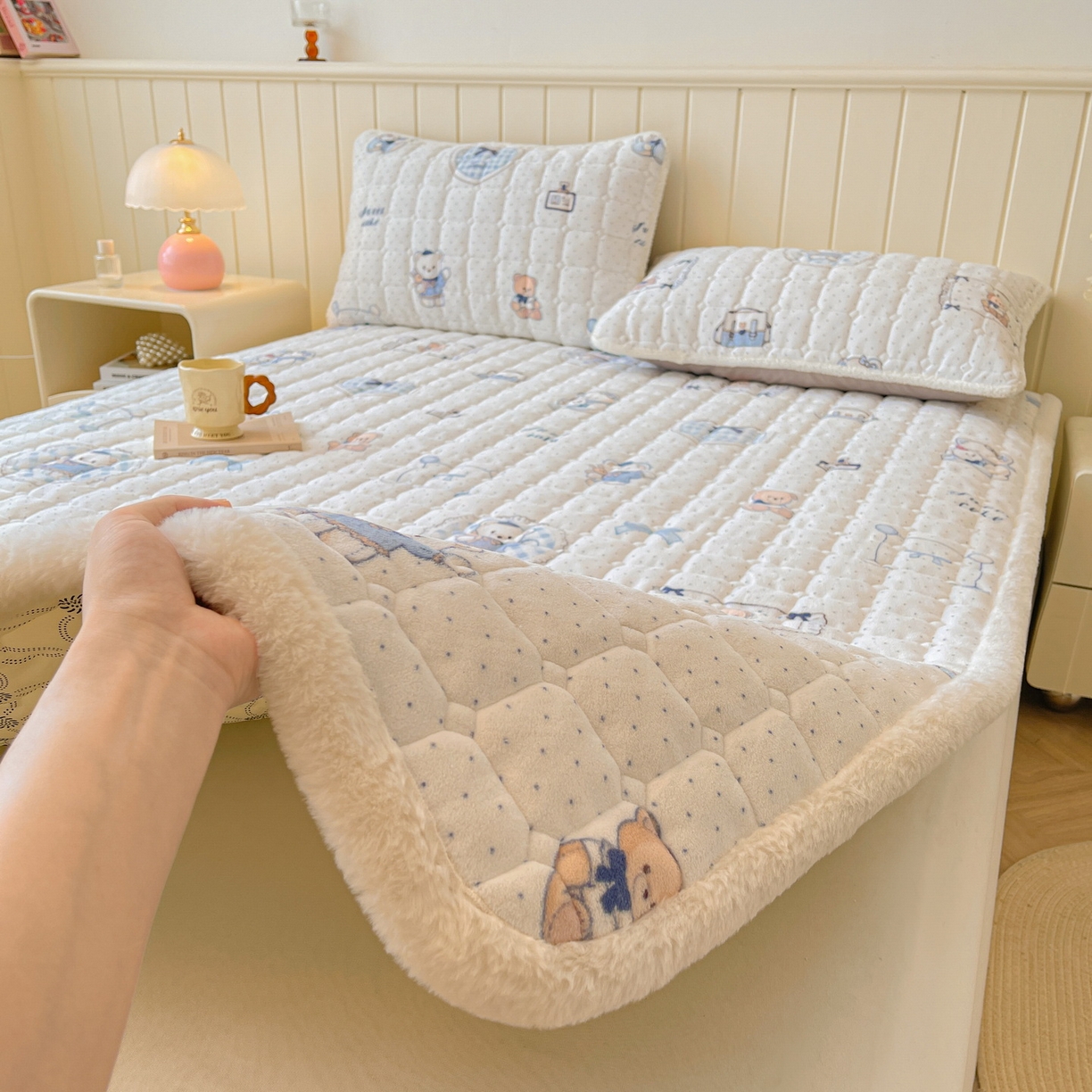 91家纺网 家纺一手货源 找家纺 LIFE.丽芙 2025秋冬新款牛奶绒加厚夹棉床垫床护垫单件印花卡通小清新床褥床垫子三件套 贝果宝贝