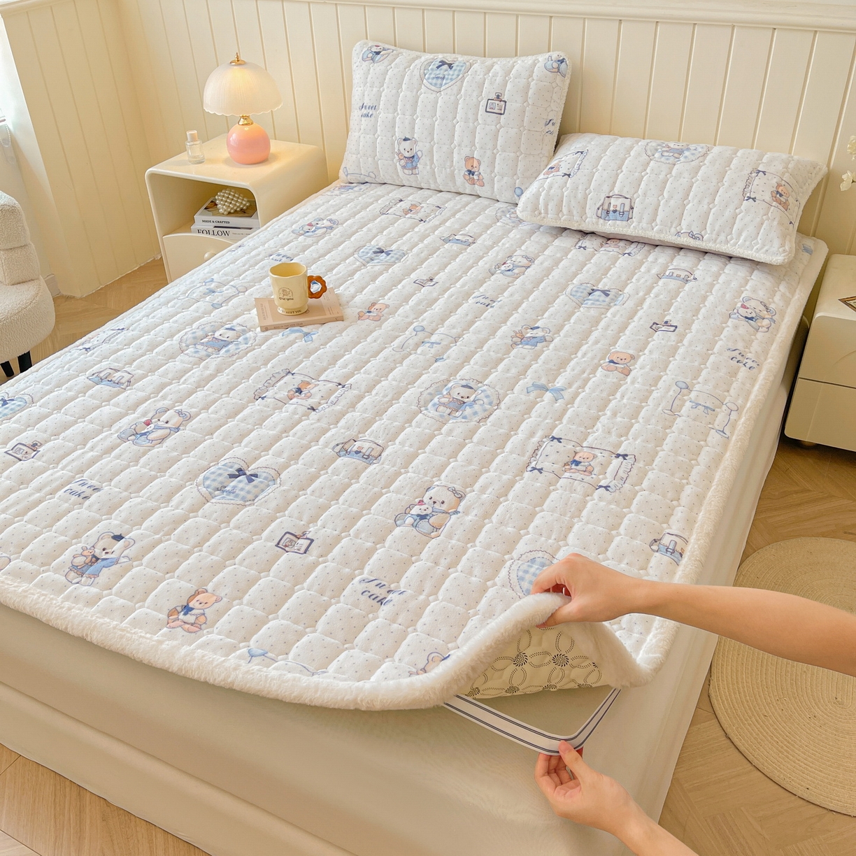 91家纺网 家纺一手货源 找家纺 LIFE.丽芙 2025秋冬新款牛奶绒加厚夹棉床垫床护垫单件印花卡通小清新床褥床垫子三件套 贝果宝贝