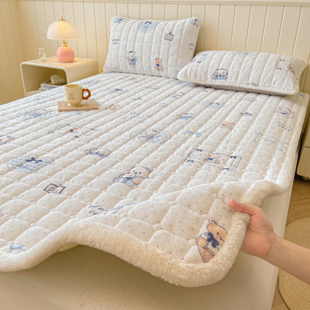 91家纺网 家纺一手货源 找家纺 LIFE.丽芙 2025秋冬新款牛奶绒加厚夹棉床垫床护垫单件印花卡通小清新床褥床垫子三件套 贝果宝贝