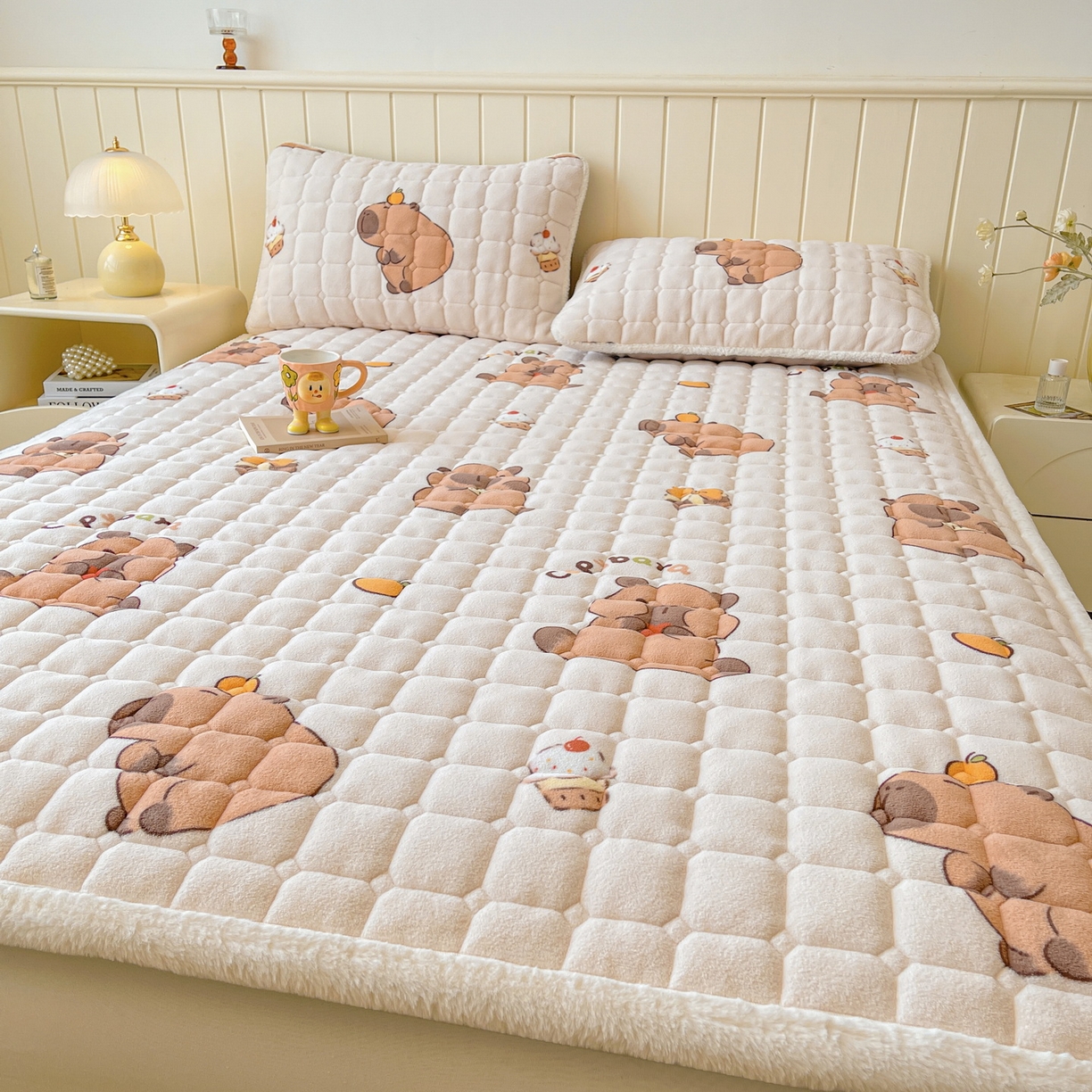 91家纺网 家纺一手货源 找家纺 LIFE.丽芙 2025秋冬新款牛奶绒加厚夹棉床垫床护垫单件印花卡通小清新床褥床垫子三件套 麦麦卡皮