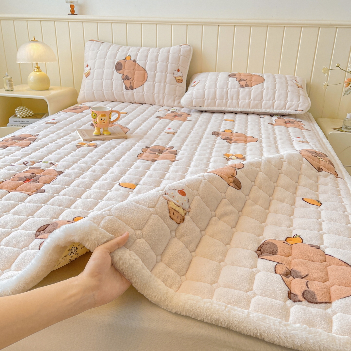 91家纺网 家纺一手货源 找家纺 LIFE.丽芙 2025秋冬新款牛奶绒加厚夹棉床垫床护垫单件印花卡通小清新床褥床垫子三件套 麦麦卡皮