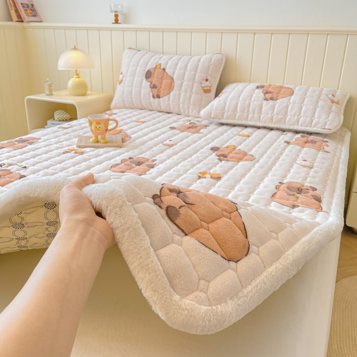 91家纺网 家纺一手货源 找家纺 LIFE.丽芙 2025秋冬新款牛奶绒加厚夹棉床垫床护垫单件印花卡通小清新床褥床垫子三件套 麦麦卡皮