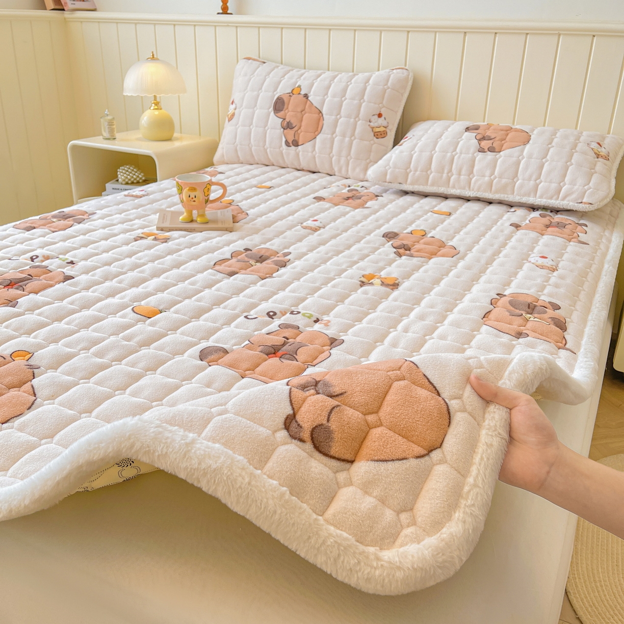 91家纺网 家纺一手货源 找家纺 LIFE.丽芙 2025秋冬新款牛奶绒加厚夹棉床垫床护垫单件印花卡通小清新床褥床垫子三件套 麦麦卡皮