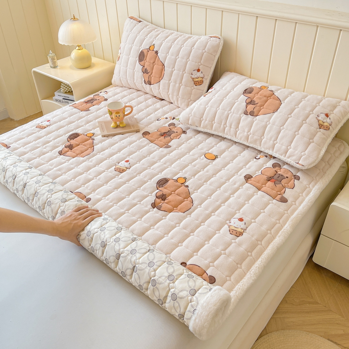 91家纺网 家纺一手货源 找家纺 LIFE.丽芙 2025秋冬新款牛奶绒加厚夹棉床垫床护垫单件印花卡通小清新床褥床垫子三件套 麦麦卡皮