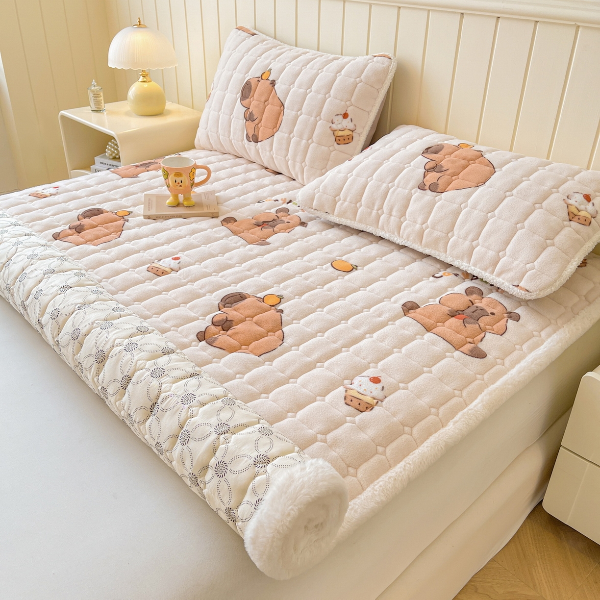 91家纺网 家纺一手货源 找家纺 LIFE.丽芙 2025秋冬新款牛奶绒加厚夹棉床垫床护垫单件印花卡通小清新床褥床垫子三件套 麦麦卡皮