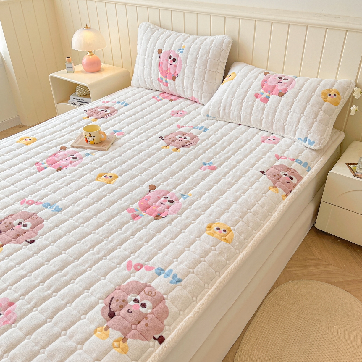 91家纺网 家纺一手货源 找家纺 LIFE.丽芙 2025秋冬新款牛奶绒加厚夹棉床垫床护垫单件印花卡通小清新床褥床垫子三件套 快乐多巴胺