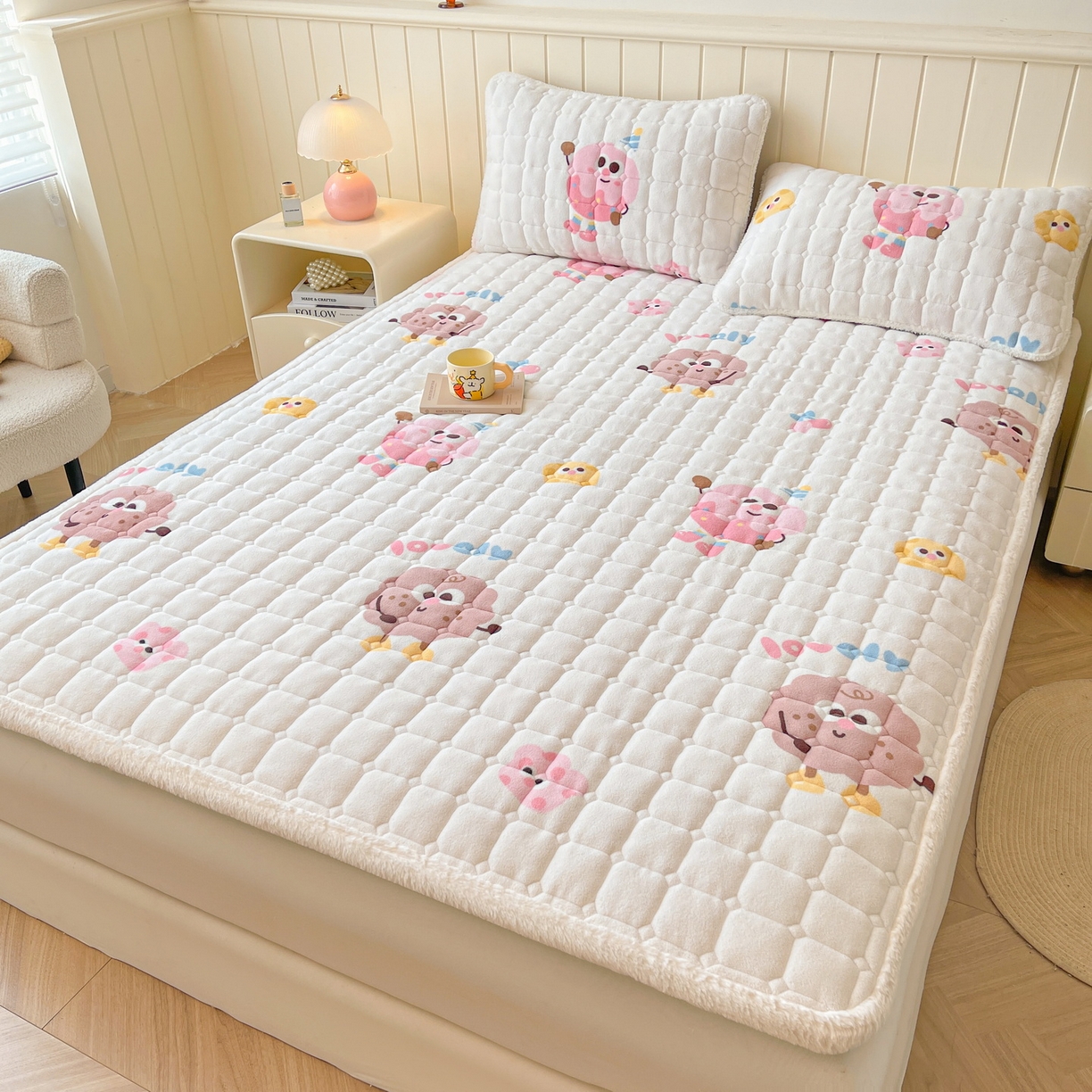 91家纺网 家纺一手货源 找家纺 LIFE.丽芙 2025秋冬新款牛奶绒加厚夹棉床垫床护垫单件印花卡通小清新床褥床垫子三件套 快乐多巴胺