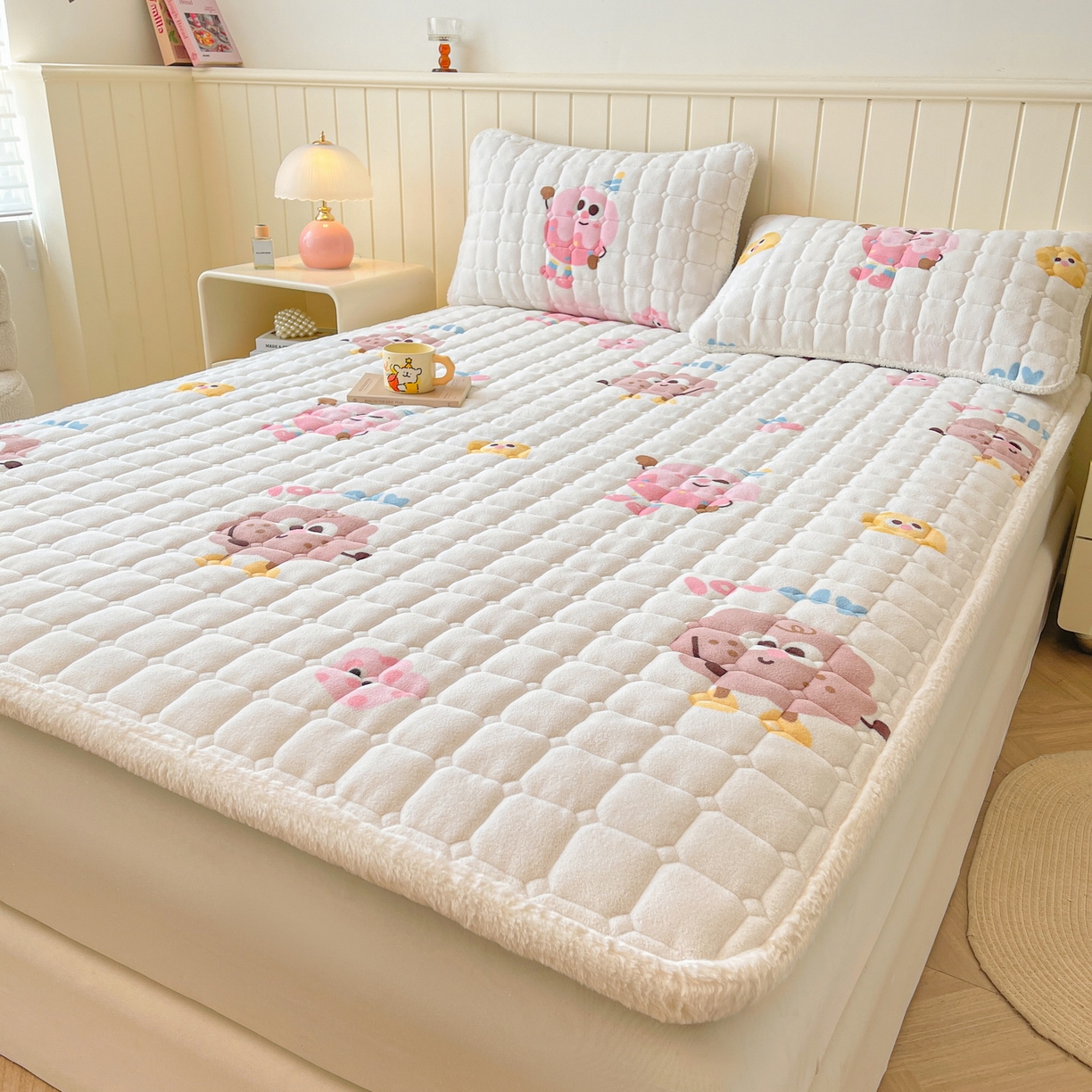 91家纺网 家纺一手货源 找家纺 LIFE.丽芙 2025秋冬新款牛奶绒加厚夹棉床垫床护垫单件印花卡通小清新床褥床垫子三件套 快乐多巴胺