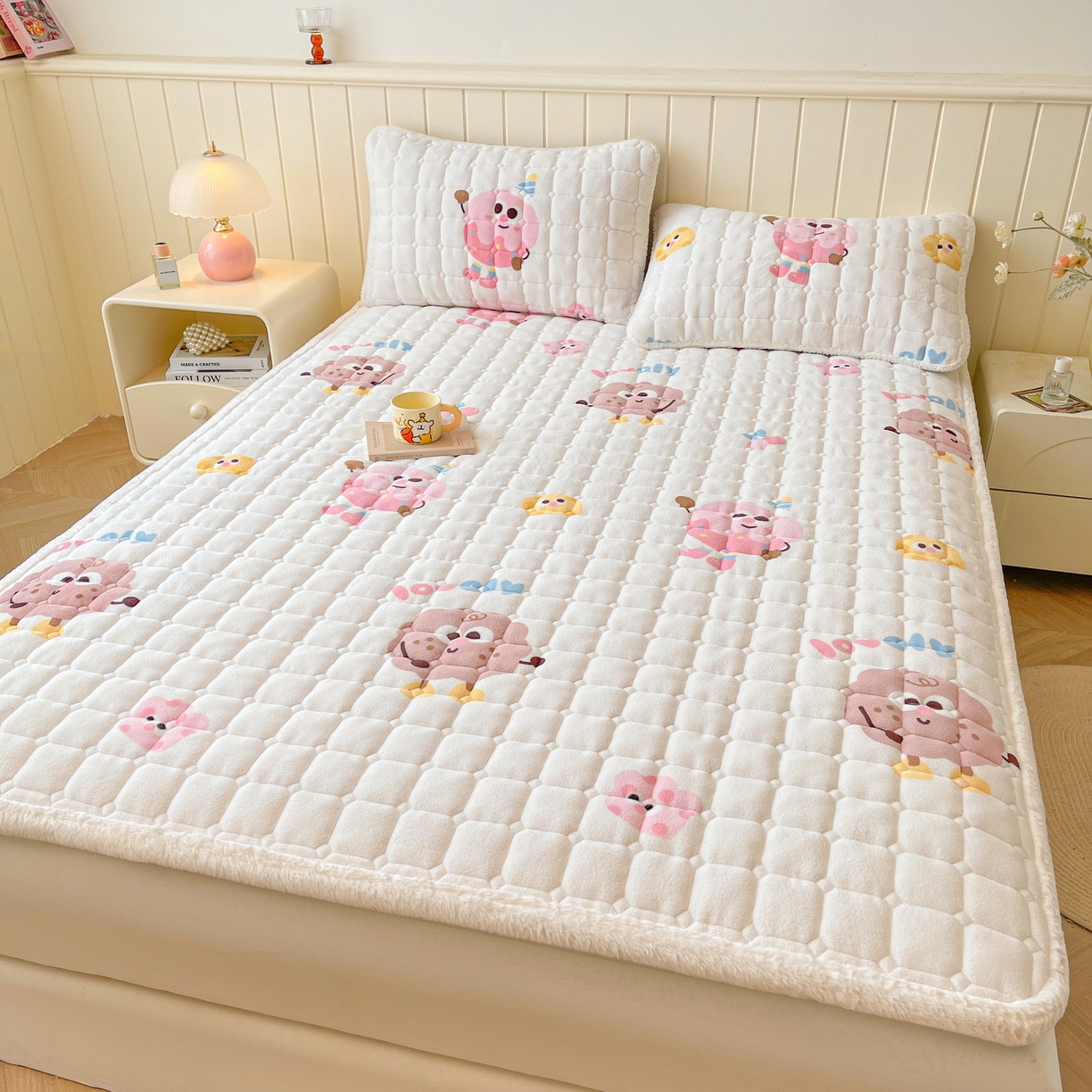 91家纺网 家纺一手货源 找家纺 LIFE.丽芙 2025秋冬新款牛奶绒加厚夹棉床垫床护垫单件印花卡通小清新床褥床垫子三件套 快乐多巴胺