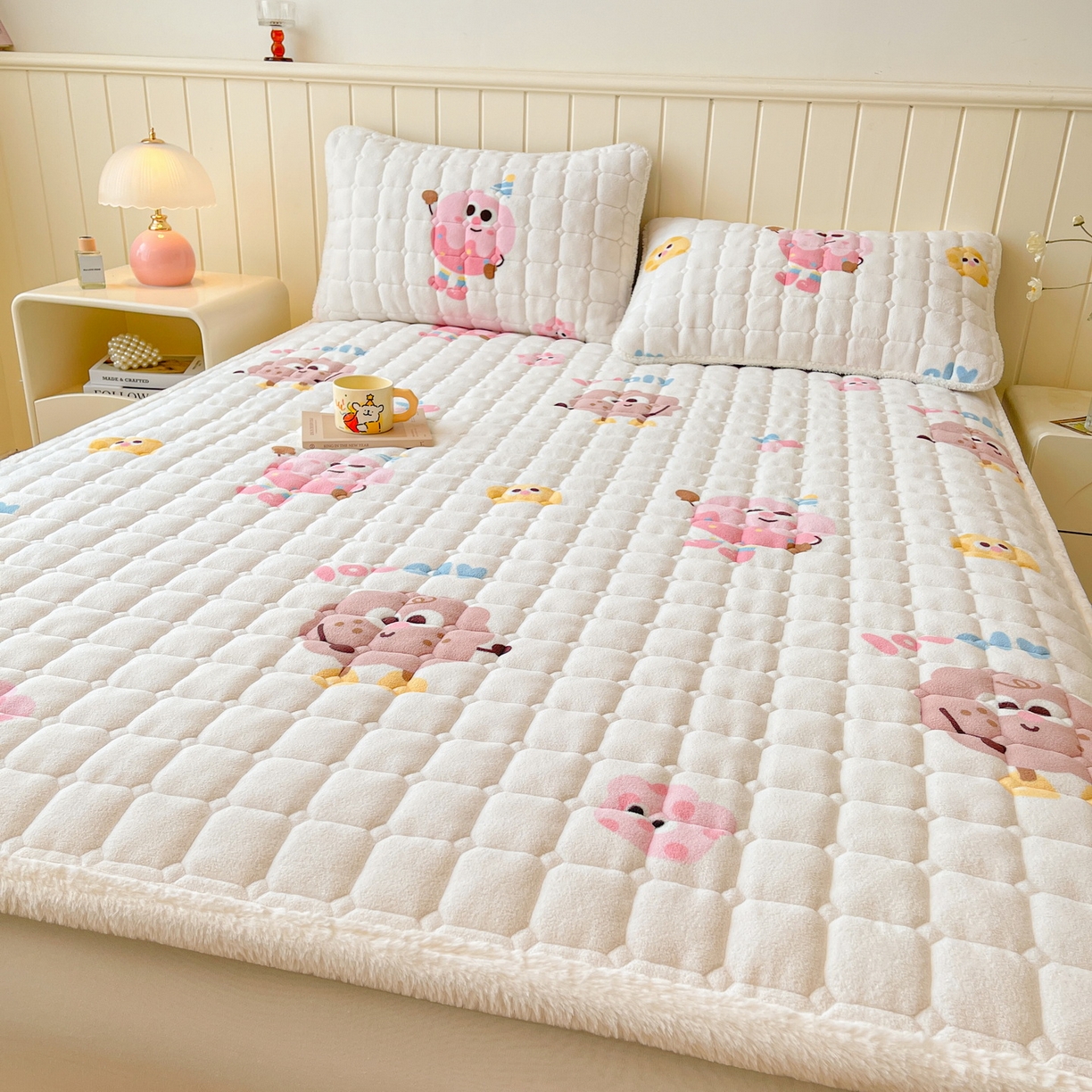 91家纺网 家纺一手货源 找家纺 LIFE.丽芙 2025秋冬新款牛奶绒加厚夹棉床垫床护垫单件印花卡通小清新床褥床垫子三件套 快乐多巴胺