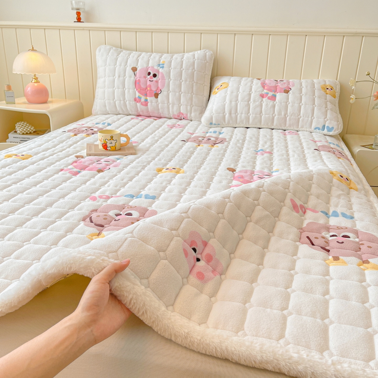 91家纺网 家纺一手货源 找家纺 LIFE.丽芙 2025秋冬新款牛奶绒加厚夹棉床垫床护垫单件印花卡通小清新床褥床垫子三件套 快乐多巴胺