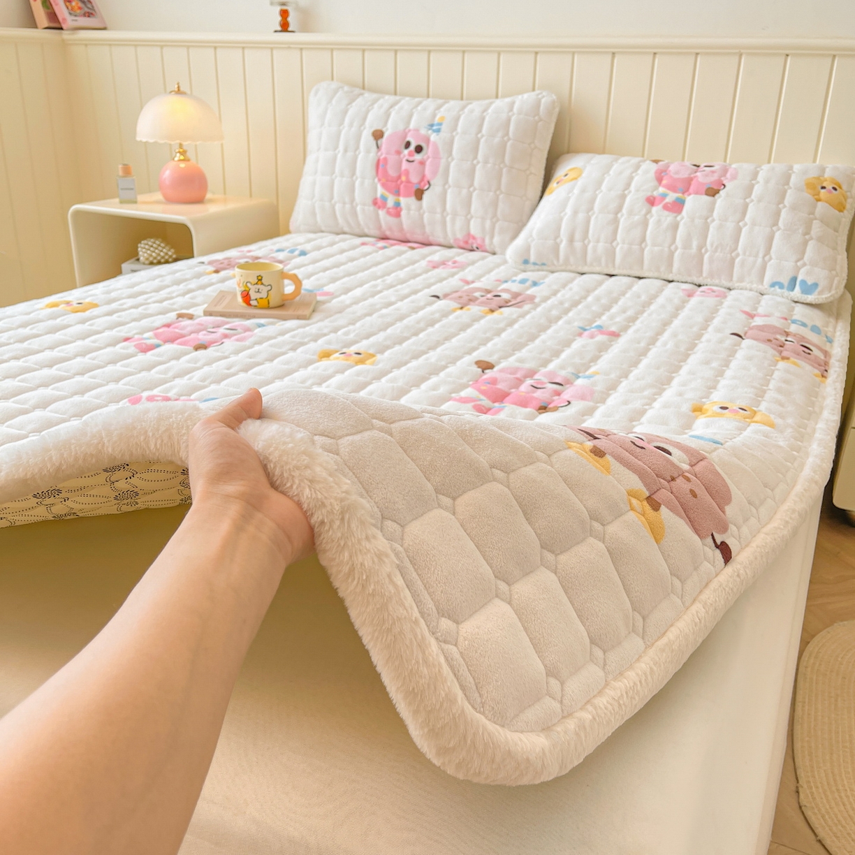 91家纺网 家纺一手货源 找家纺 LIFE.丽芙 2025秋冬新款牛奶绒加厚夹棉床垫床护垫单件印花卡通小清新床褥床垫子三件套 快乐多巴胺