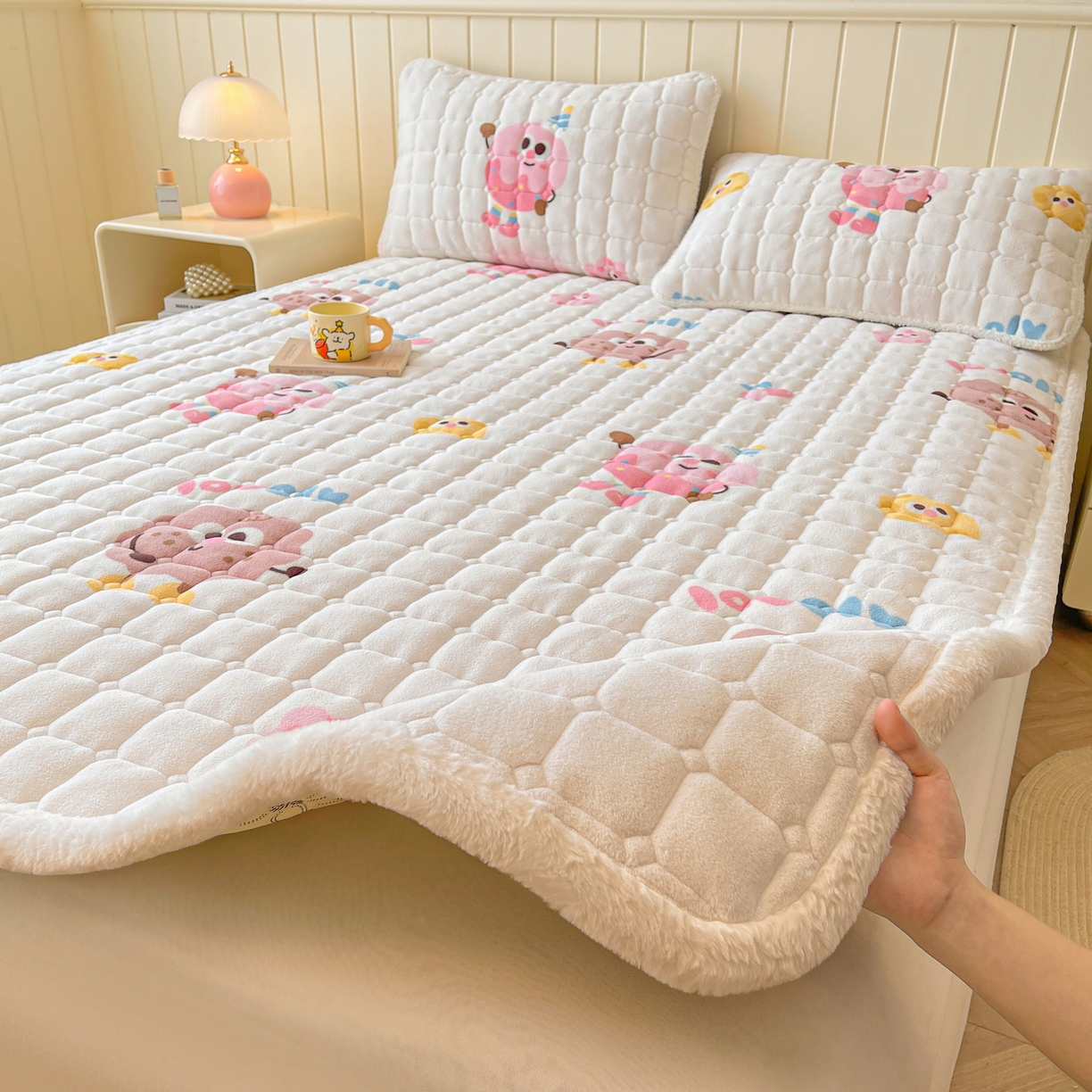 91家纺网 家纺一手货源 找家纺 LIFE.丽芙 2025秋冬新款牛奶绒加厚夹棉床垫床护垫单件印花卡通小清新床褥床垫子三件套 快乐多巴胺