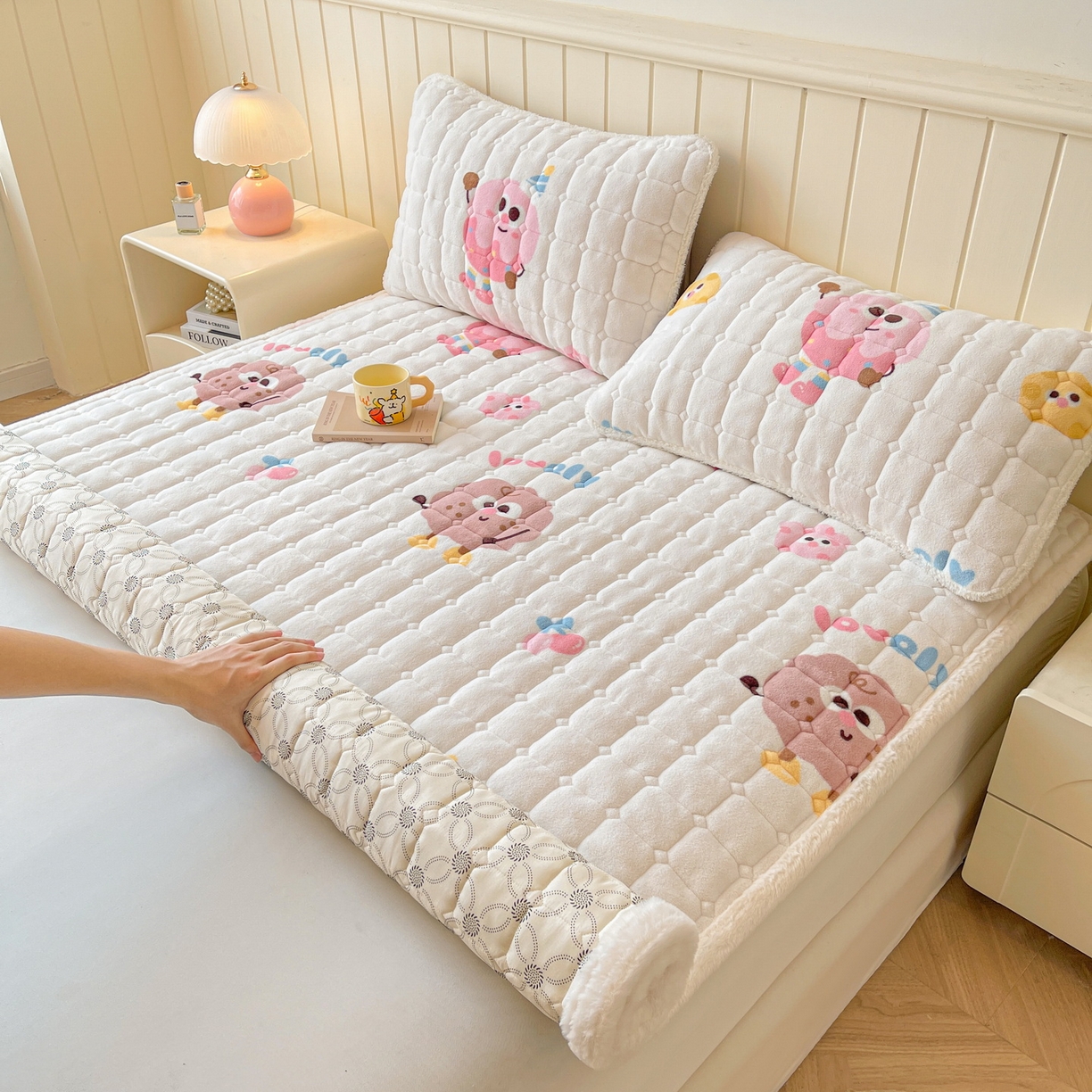 91家纺网 家纺一手货源 找家纺 LIFE.丽芙 2025秋冬新款牛奶绒加厚夹棉床垫床护垫单件印花卡通小清新床褥床垫子三件套 快乐多巴胺