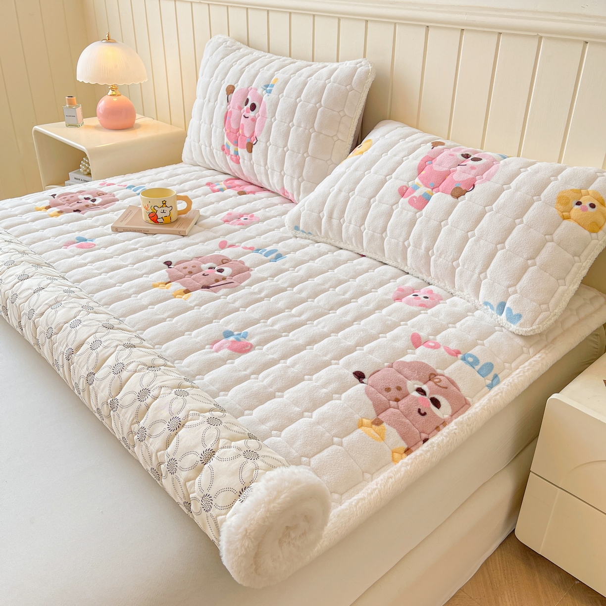 91家纺网 家纺一手货源 找家纺 LIFE.丽芙 2025秋冬新款牛奶绒加厚夹棉床垫床护垫单件印花卡通小清新床褥床垫子三件套 快乐多巴胺