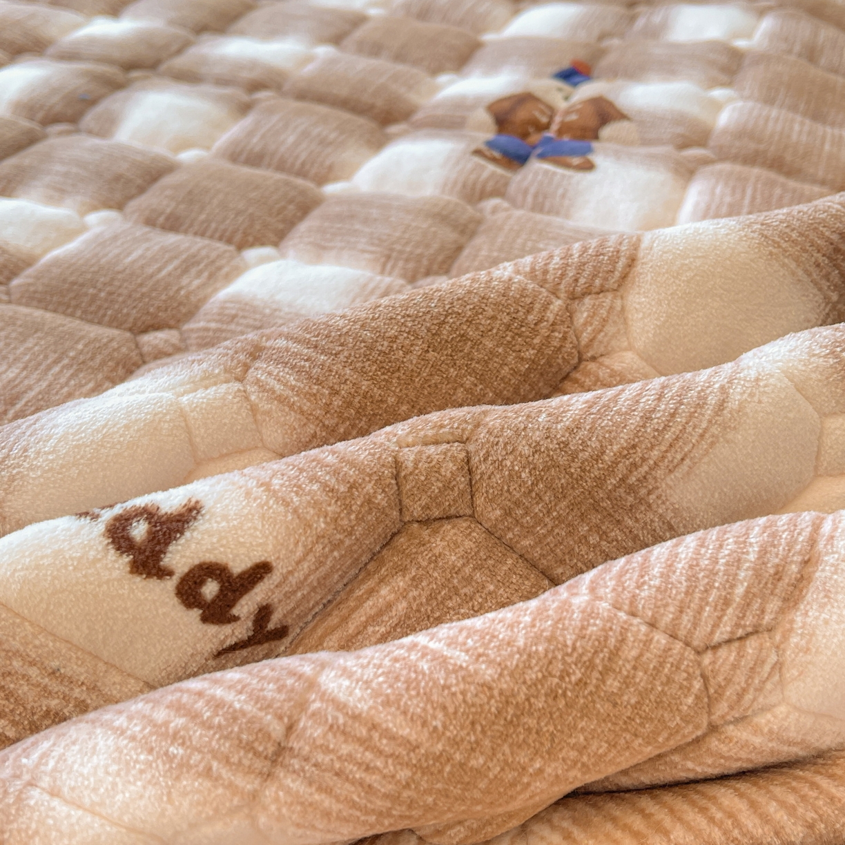 91家纺网 家纺一手货源 找家纺 LIFE.丽芙 2025秋冬新款牛奶绒加厚夹棉床垫床护垫单件印花卡通小清新床褥床垫子三件套 芭乐